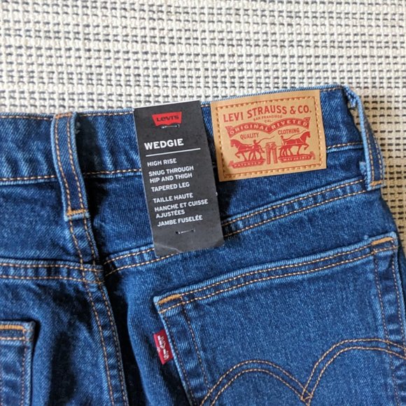 Levi's Wedgie Fit Jeans Slim Straight Tapered Leg Size 26 Medium Dark Wash - Picture 5 of 8